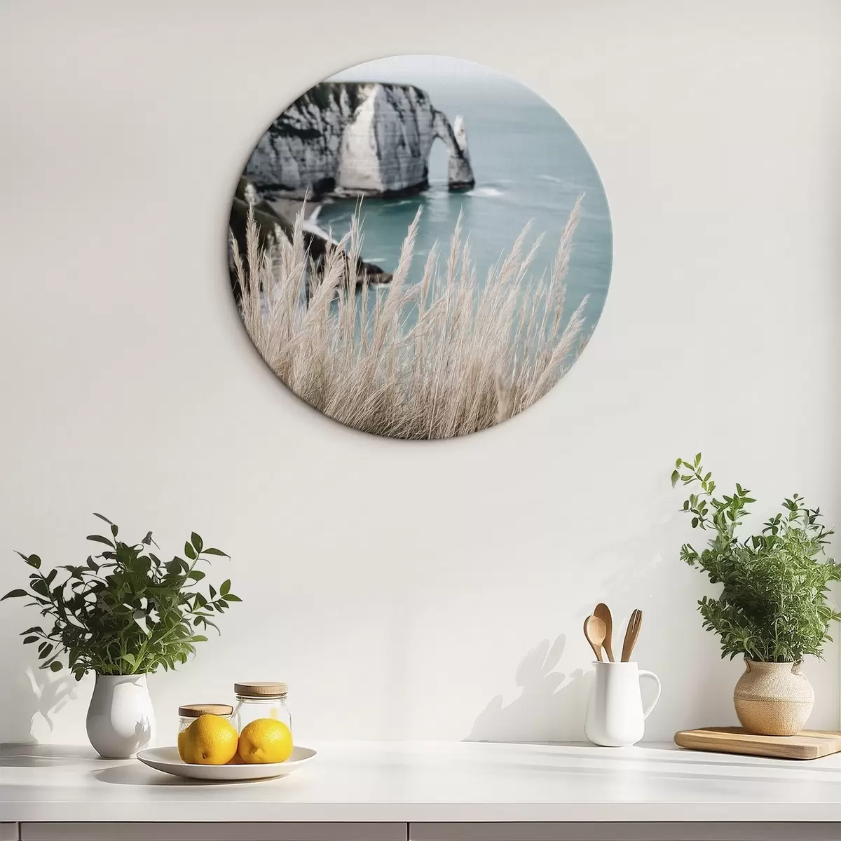 Tableaux rondes Mer et arche rocheuse, vue à travers les herbes sèches r46142