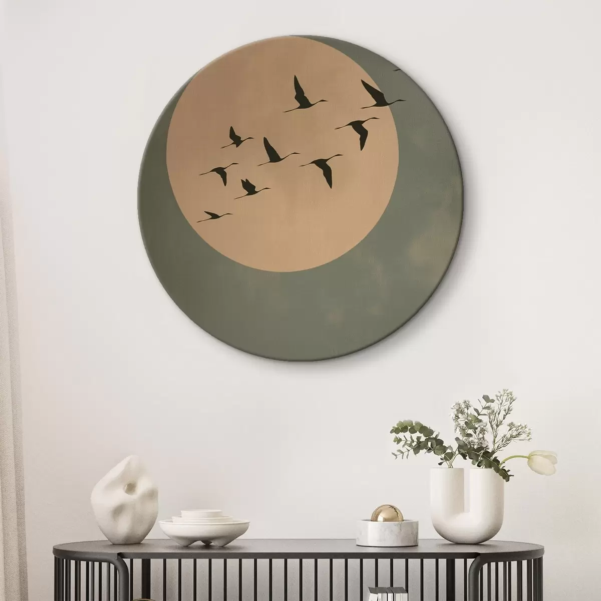 Tableaux rondes Une volée d'oiseaux volant devant une grande lune chaude r46162