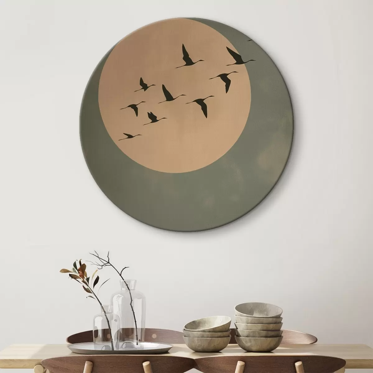 Tableaux rondes Une volée d'oiseaux volant devant une grande lune chaude r46162