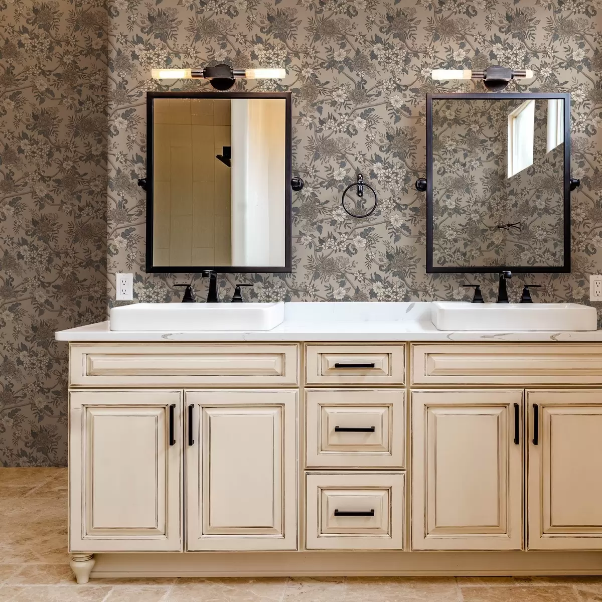 Papier peint Grandes fleurs avec des feuilles à motifs sur un fond beige chaud a00649