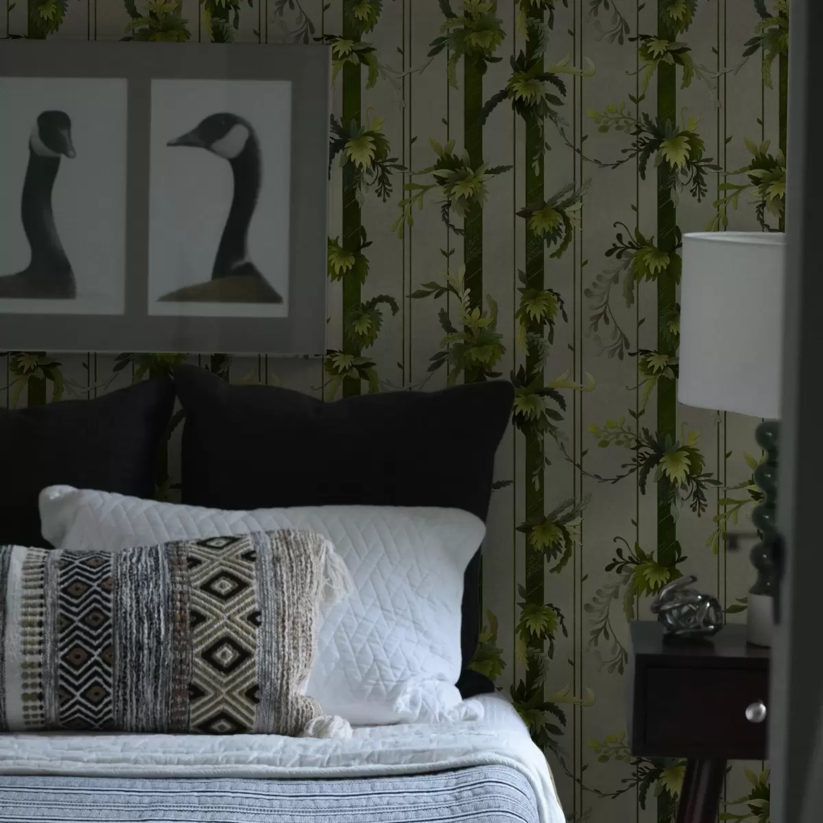 Papier peint Feuilles vertes disposées en rayures verticales sur fond gris a00807v1