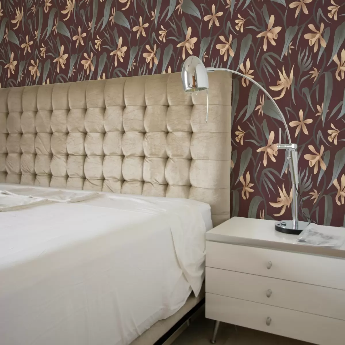 Papier peint Fleurs crème avec des feuilles grises sur fond bordeaux a00833