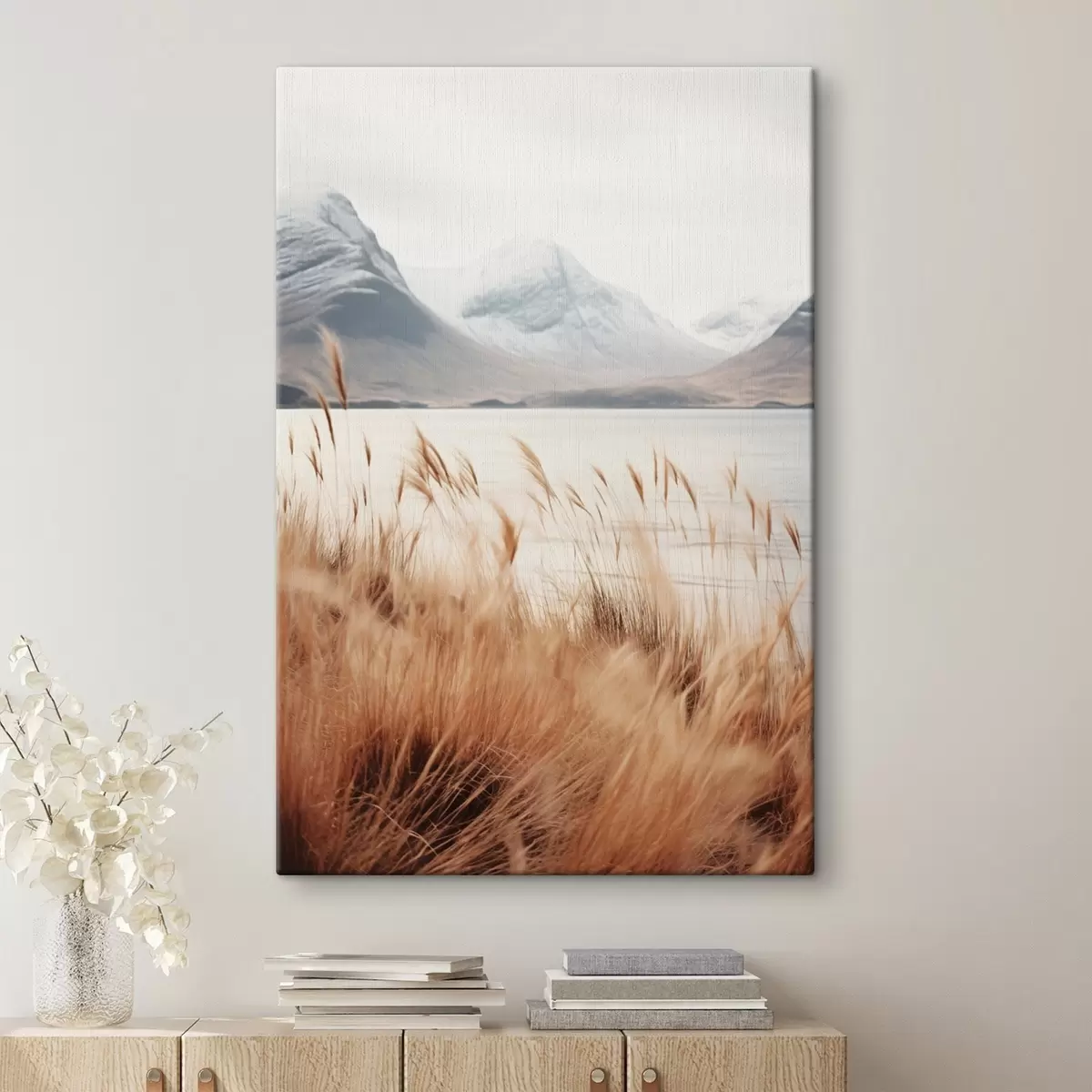 Tableau Champ d'herbes de la pampa devant un paysage lacustre avec des montagnes enneigées en arrière-plan, lumière douce s46282