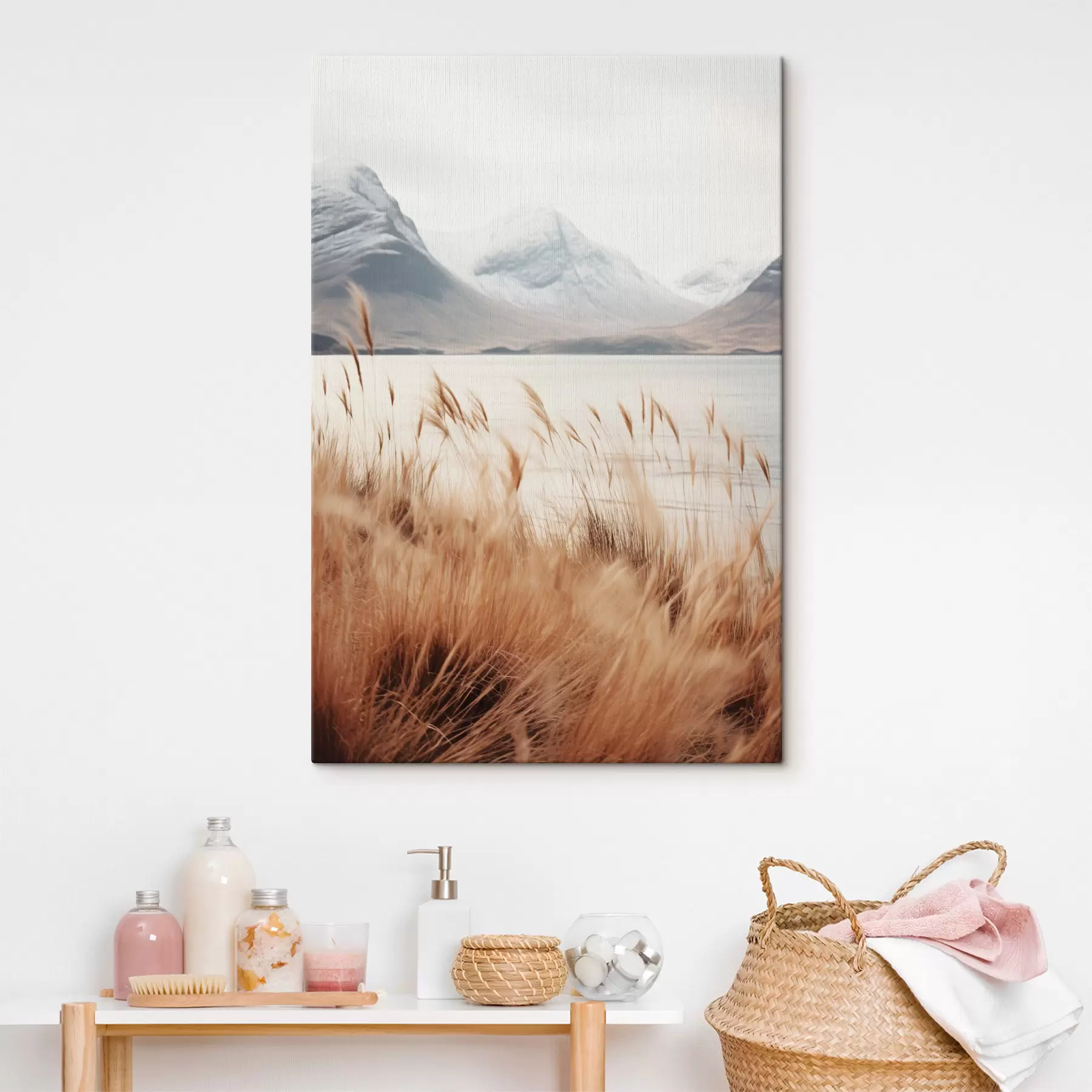 Tableau Champ d'herbes de la pampa devant un paysage lacustre avec des montagnes enneigées en arrière-plan, lumière douce s46282