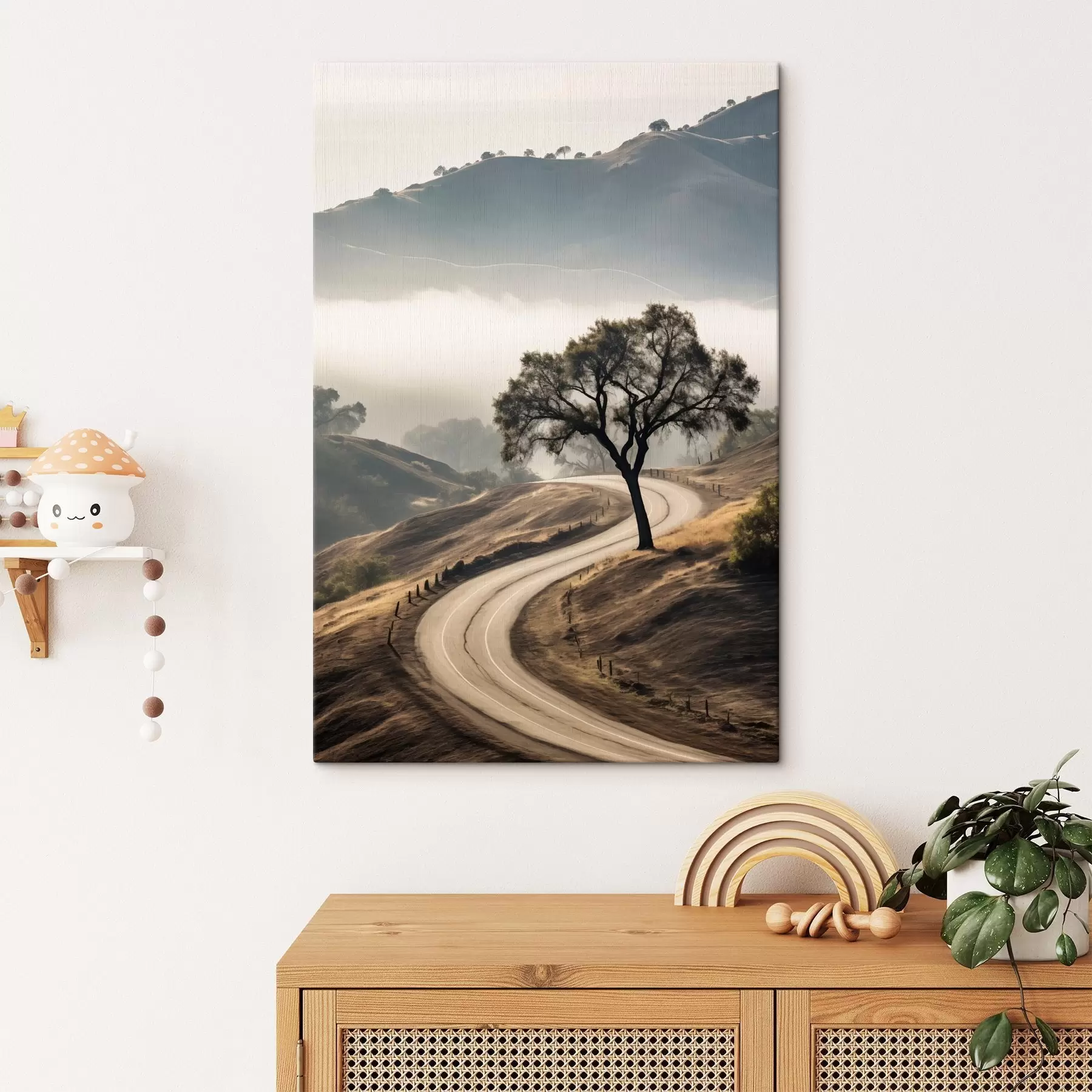 Tableau Une route sinueuse à travers des collines vallonnées avec un arbre au premier plan, le fond avec du brouillard et des montagnes s46288