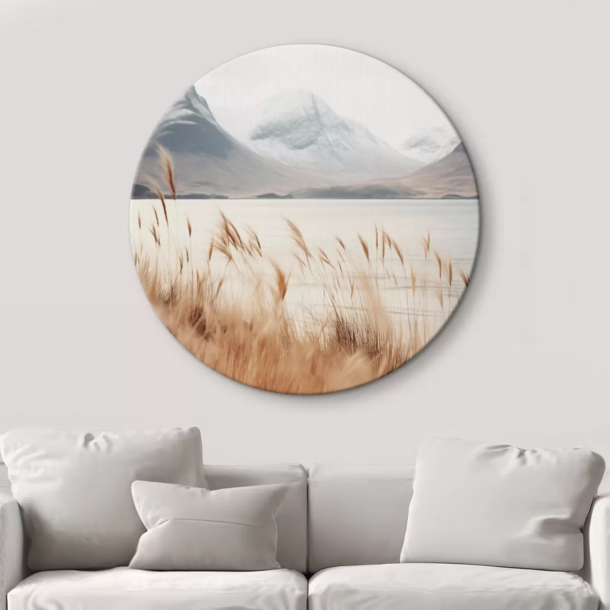 Tableaux rondes Champ d'herbes de la pampa devant un paysage lacustre avec des montagnes enneigées en arrière-plan, lumière douce r46282