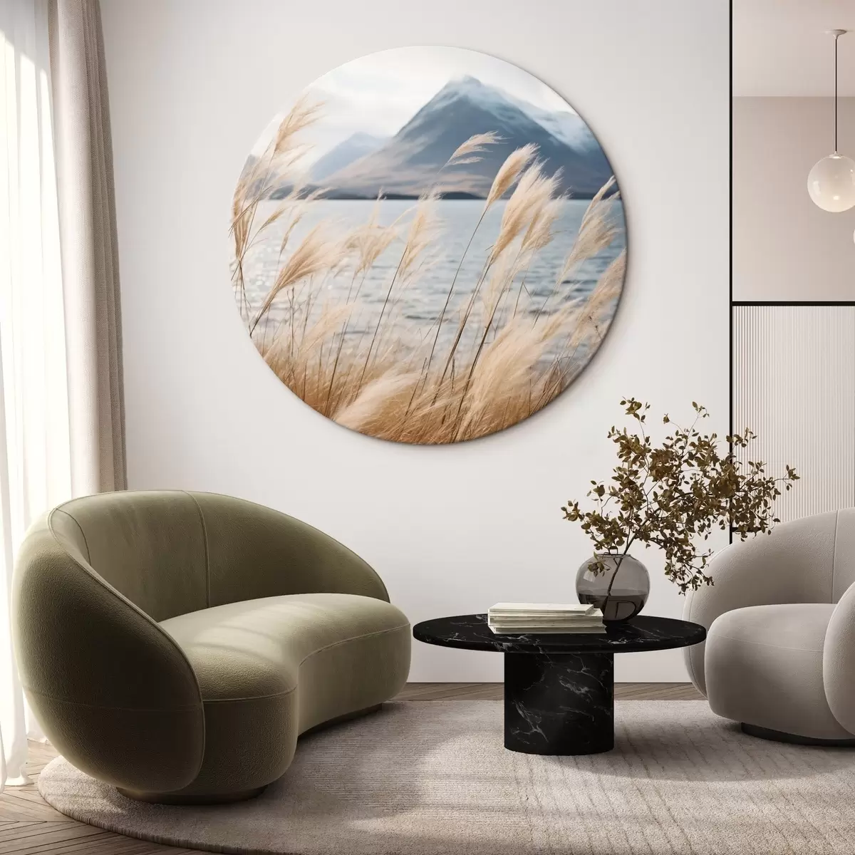 Tableaux rondes Herbe de la pampa avec un lac et des montagnes en arrière-plan, éclairage tamisé, couleurs douces, style naturaliste r46283