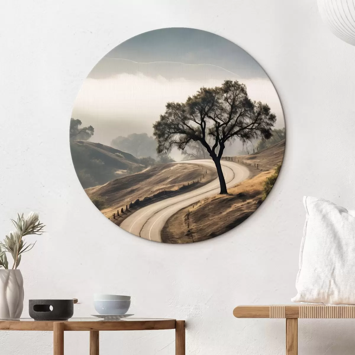 Tableaux rondes Une route sinueuse à travers des collines vallonnées avec un arbre au premier plan, le fond avec du brouillard et des montagnes r46288
