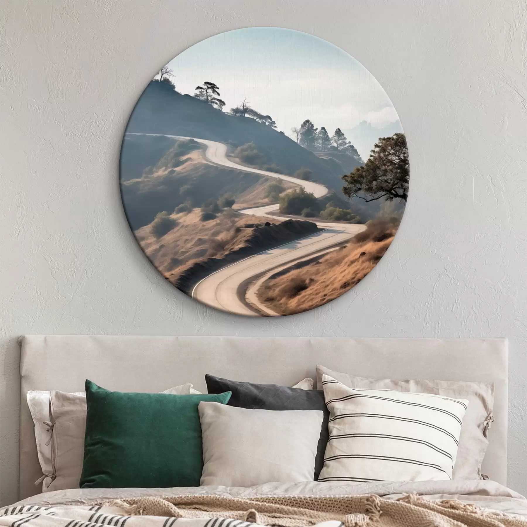 Tableau Une route sinueuse à travers un paysage vallonné recouvert d'herbe sèche, sous un ciel clair, avec des montagnes au loin r46289