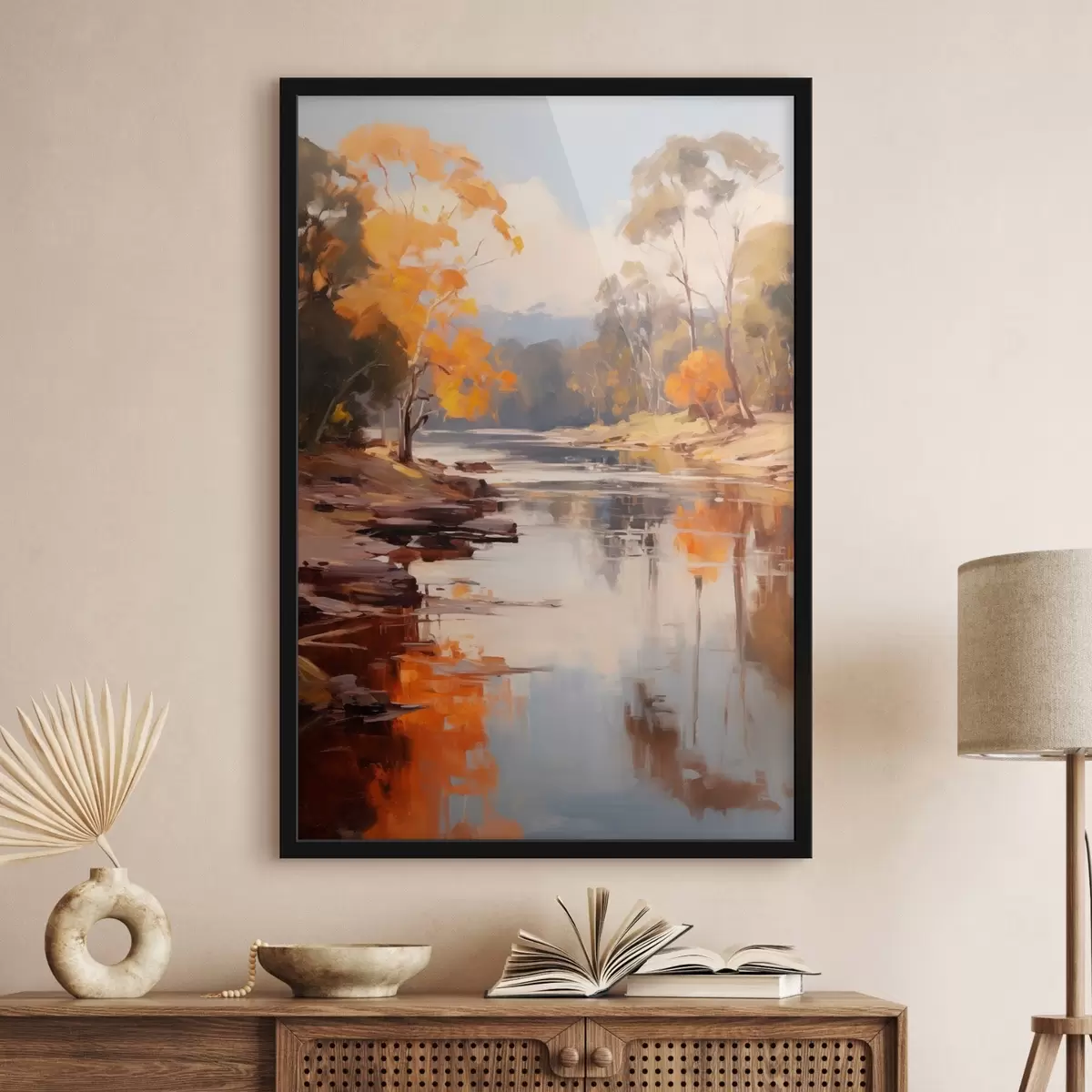 Poster Paysage automnal, rivière bordée d'arbres, forêt en arrière-plan, reflets sur l'eau f46280