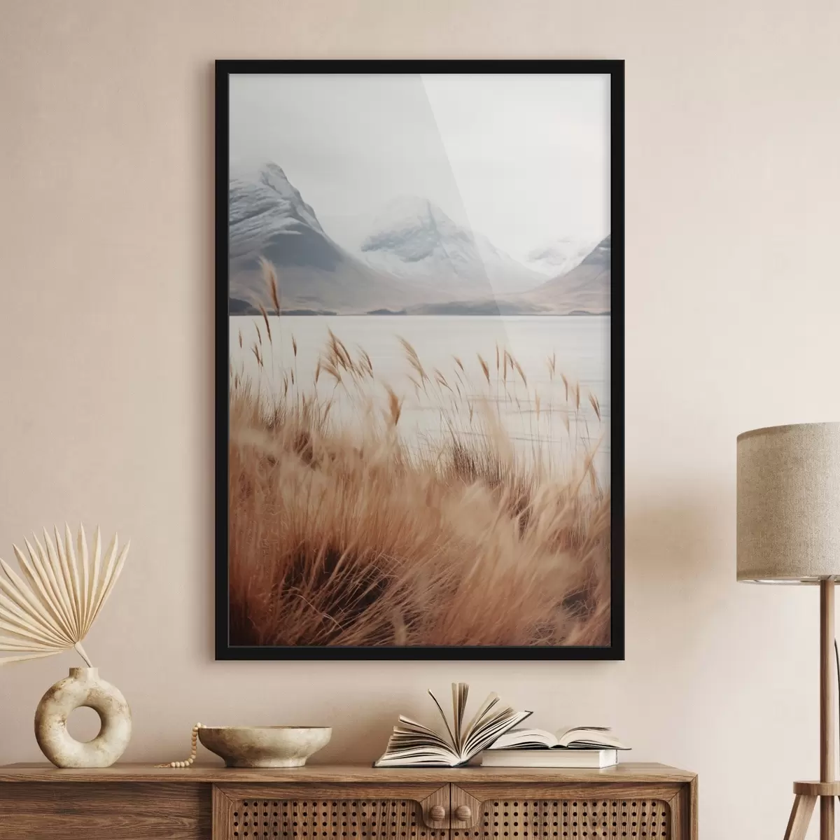 Poster Champ d'herbes de la pampa devant un paysage lacustre avec des montagnes enneigées en arrière-plan, lumière douce f46282