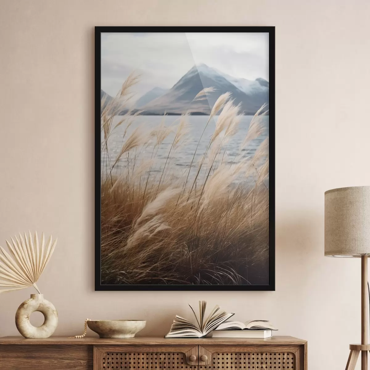 Poster Herbe de la pampa avec un lac et des montagnes en arrière-plan, éclairage tamisé, couleurs douces, style naturaliste f46283