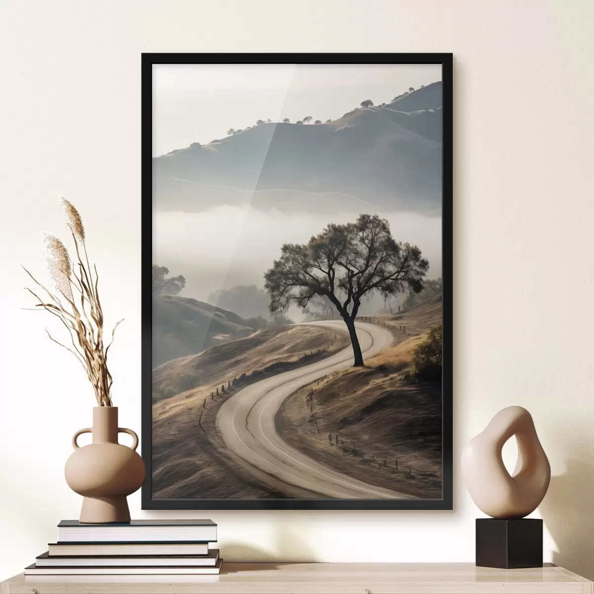 Poster Une route sinueuse à travers des collines vallonnées avec un arbre au premier plan, le fond avec du brouillard et des montagnes f46288