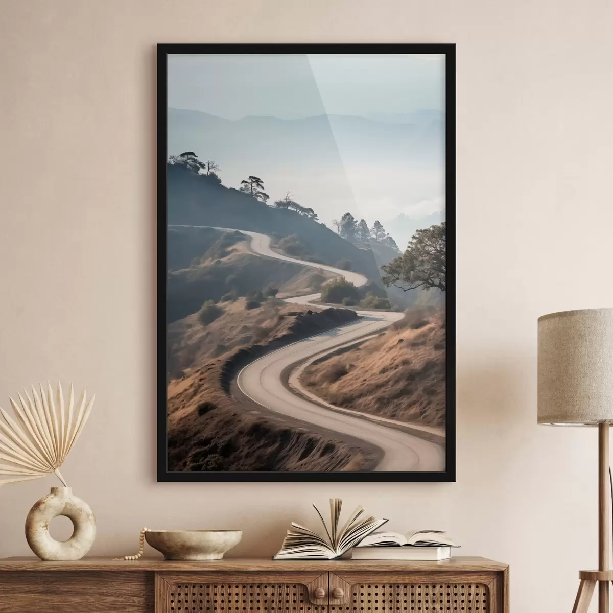 Poster Une route sinueuse à travers un paysage vallonné recouvert d'herbe sèche, sous un ciel clair, avec des montagnes au loin f46289