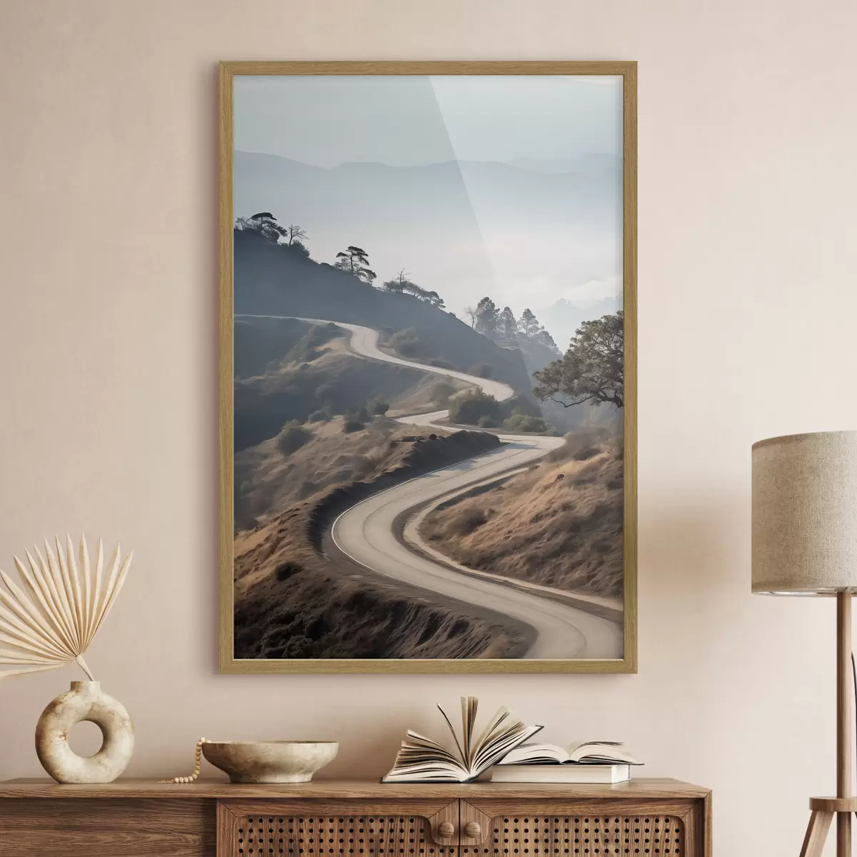 Poster Une route sinueuse à travers un paysage vallonné recouvert d'herbe sèche, sous un ciel clair, avec des montagnes au loin f46289
