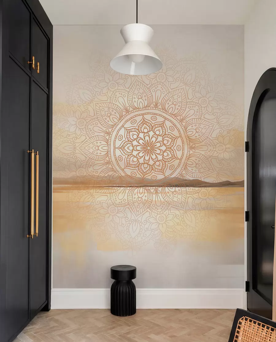 Papier peint Motif mandala symétrique texturé superposé à un paysage représentant la mer, des collines et le ciel, dans des couleurs pastel douces w09491