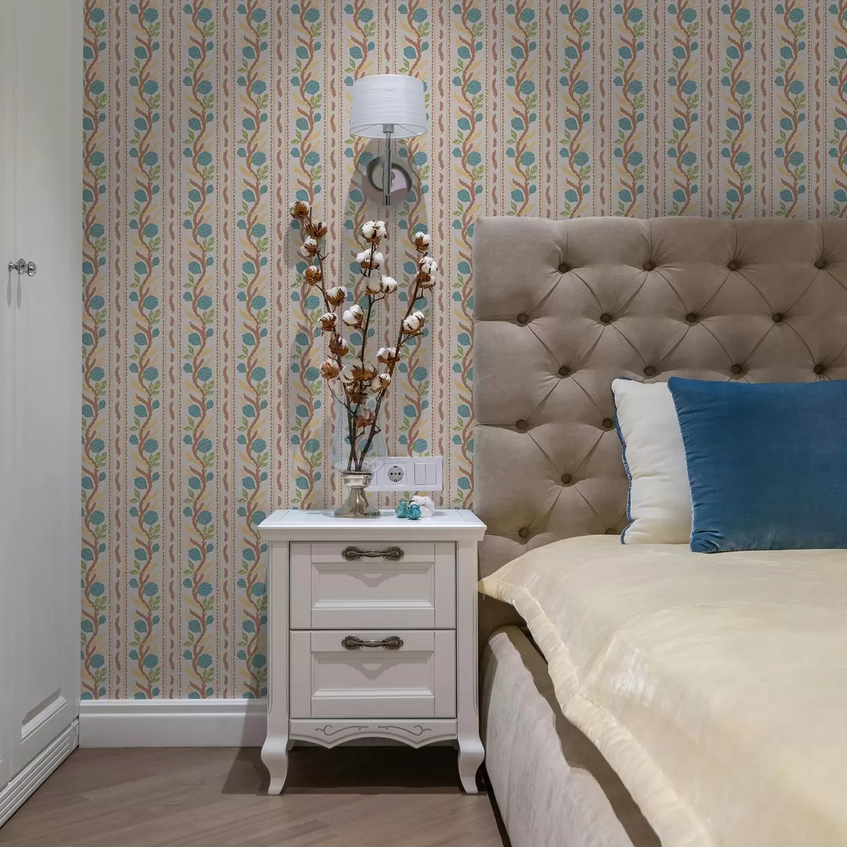 Papier peint Rayures verticales en bouquet avec des fleurs bleues sur un fond chaud a00816v3 Papier peint Rayures verticales en bouquet avec des fleurs bleues sur un fond chaud a00816v3