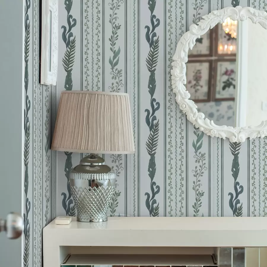 Papier peint Rayures avec branches et boucles sur fond bleu clair froid a00823v1