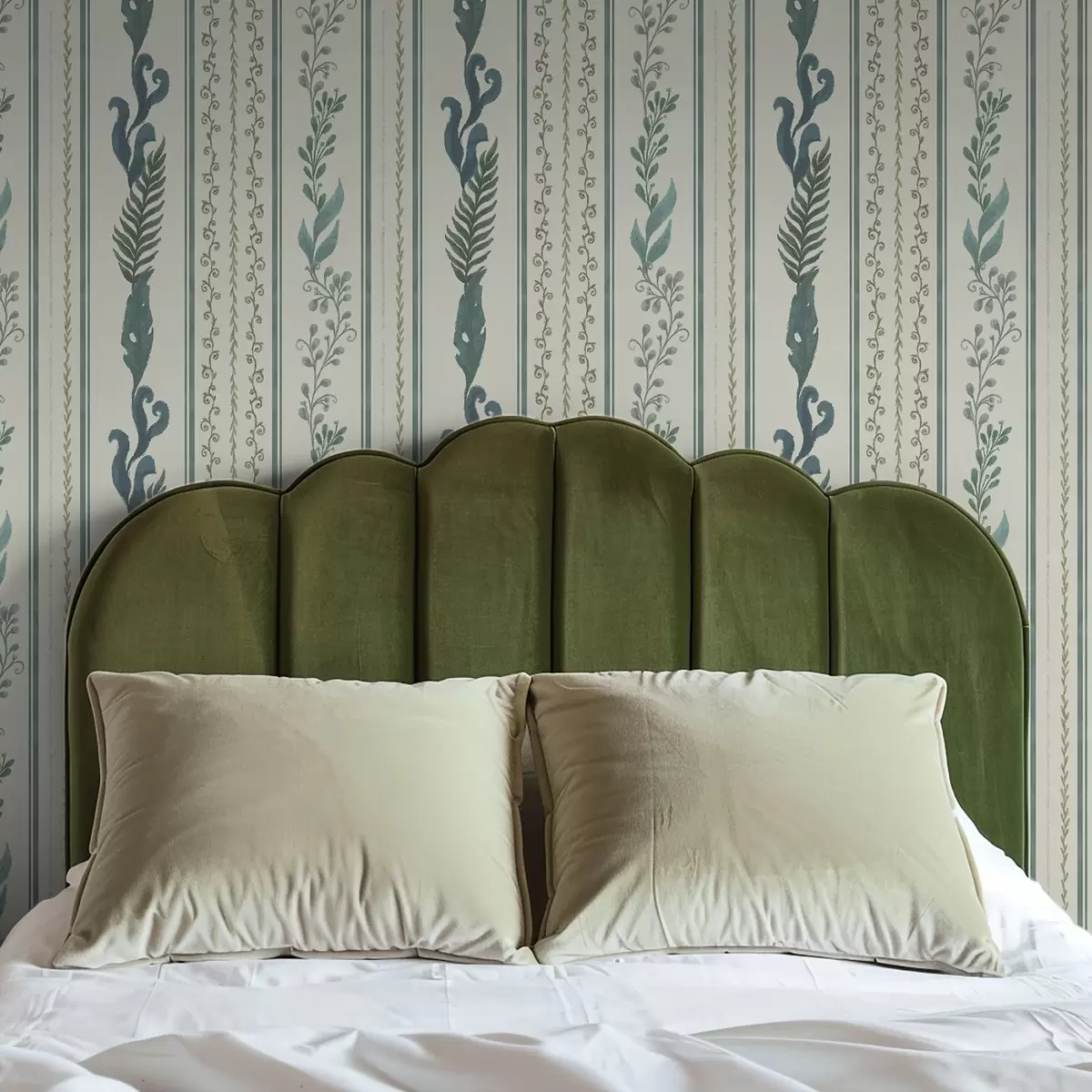 Papier peint Rayures avec des branches et des boucles sur un fond laiteux chaud a00823v2