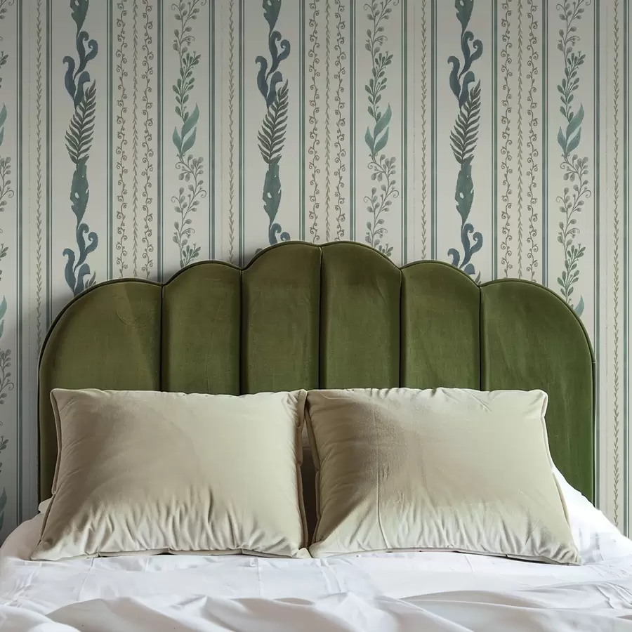 Papier peint Rayures avec des branches et des boucles sur un fond laiteux chaud a00823v2