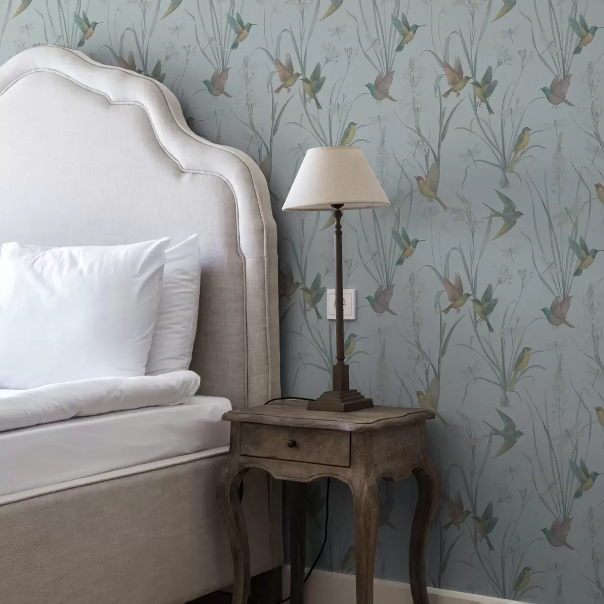 Papier peint Oiseaux parmi les herbes des prairies sur un sol gris-bleu a00776