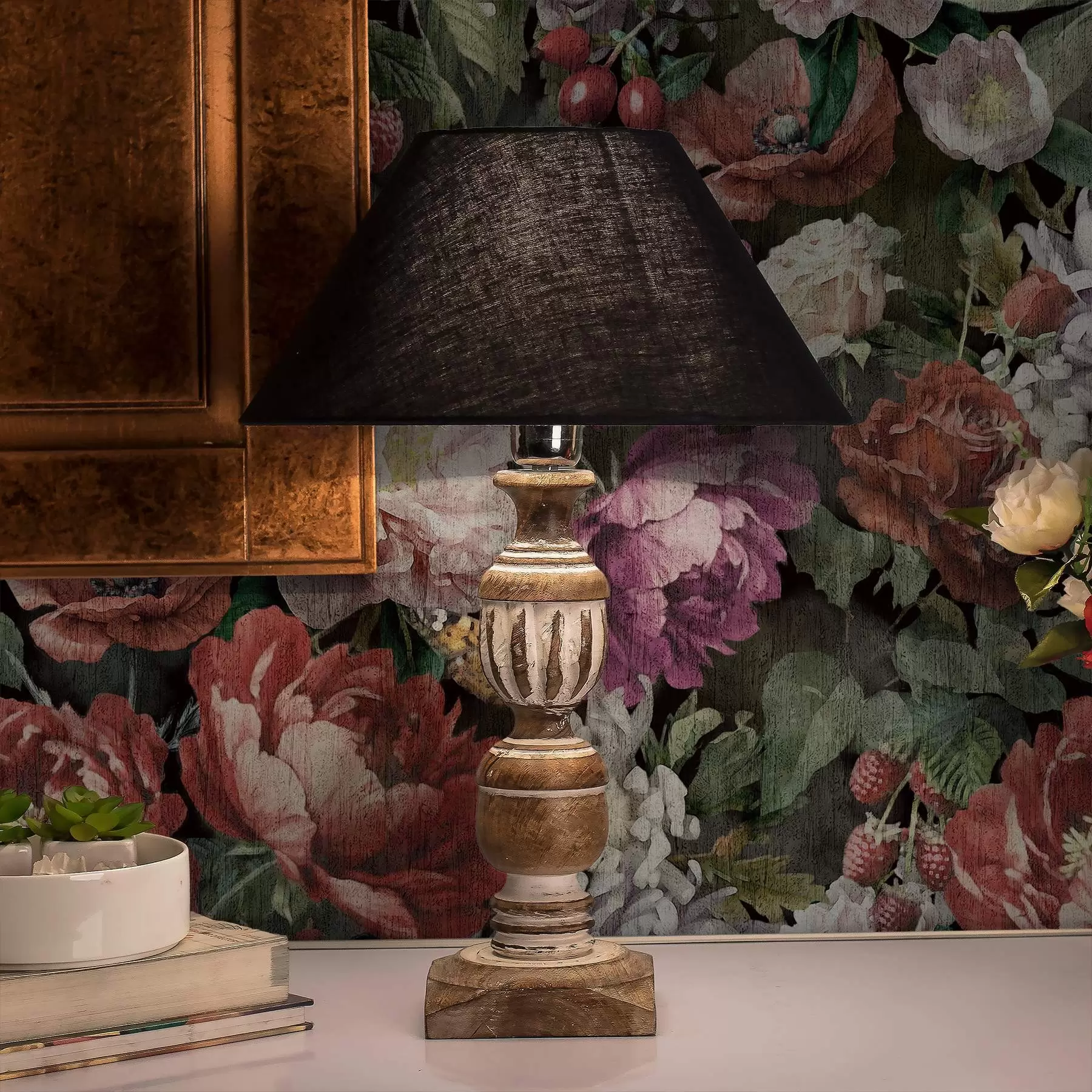 Papier peint Pivoines sombres et dramatiques, baies et papillon sur fond noir a00862