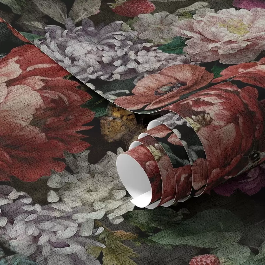 Papier peint Pivoines sombres et dramatiques, baies et papillon sur fond noir a00862