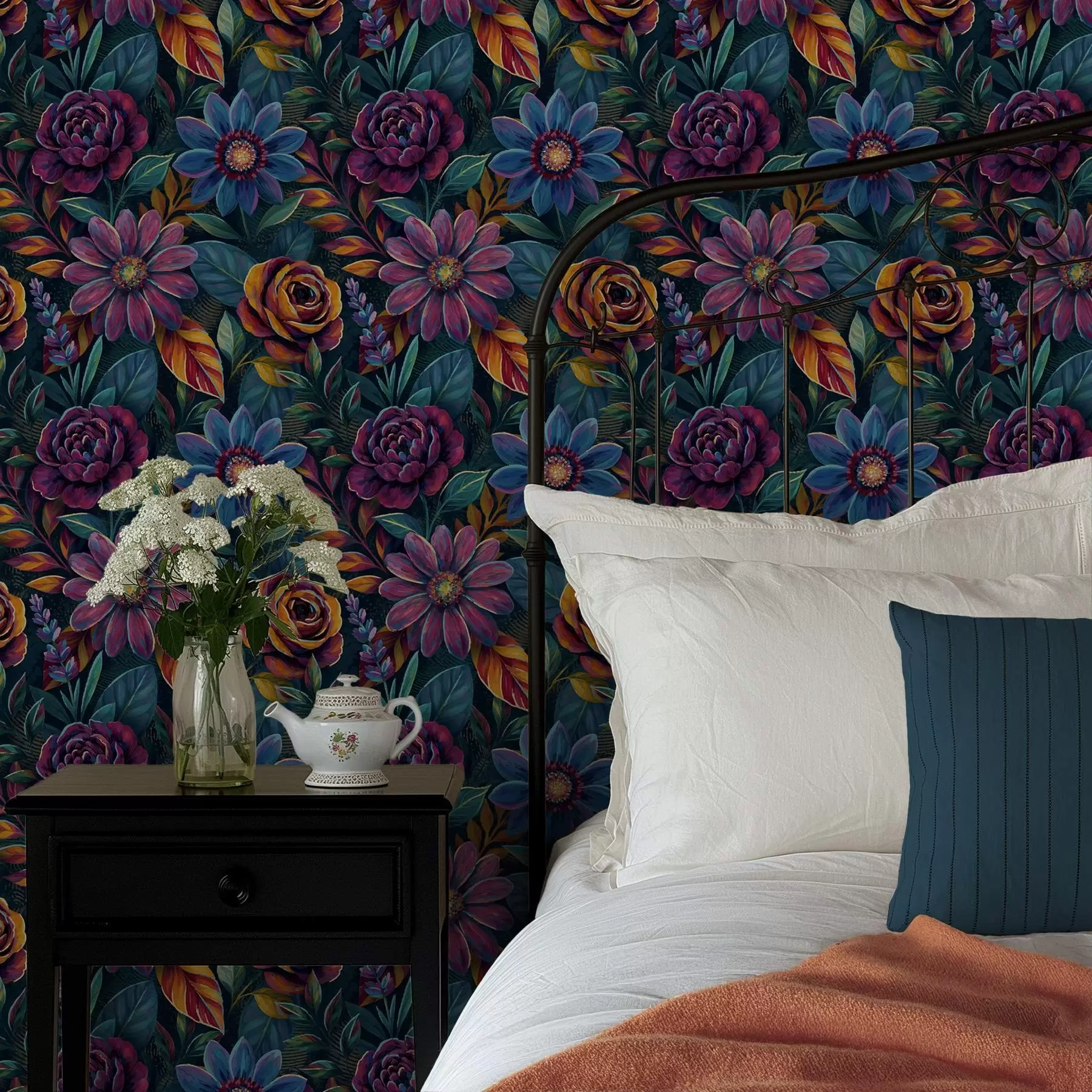Papier peint Motifs floraux aux couleurs vives et éclatantes sur fond bleu marine profond a00871