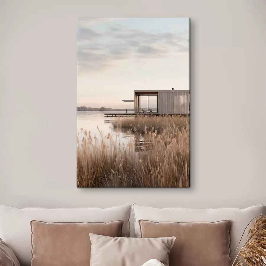 Tableau Cabane moderne au bord d'un lac, parmi les roseaux, au crépuscule s46513