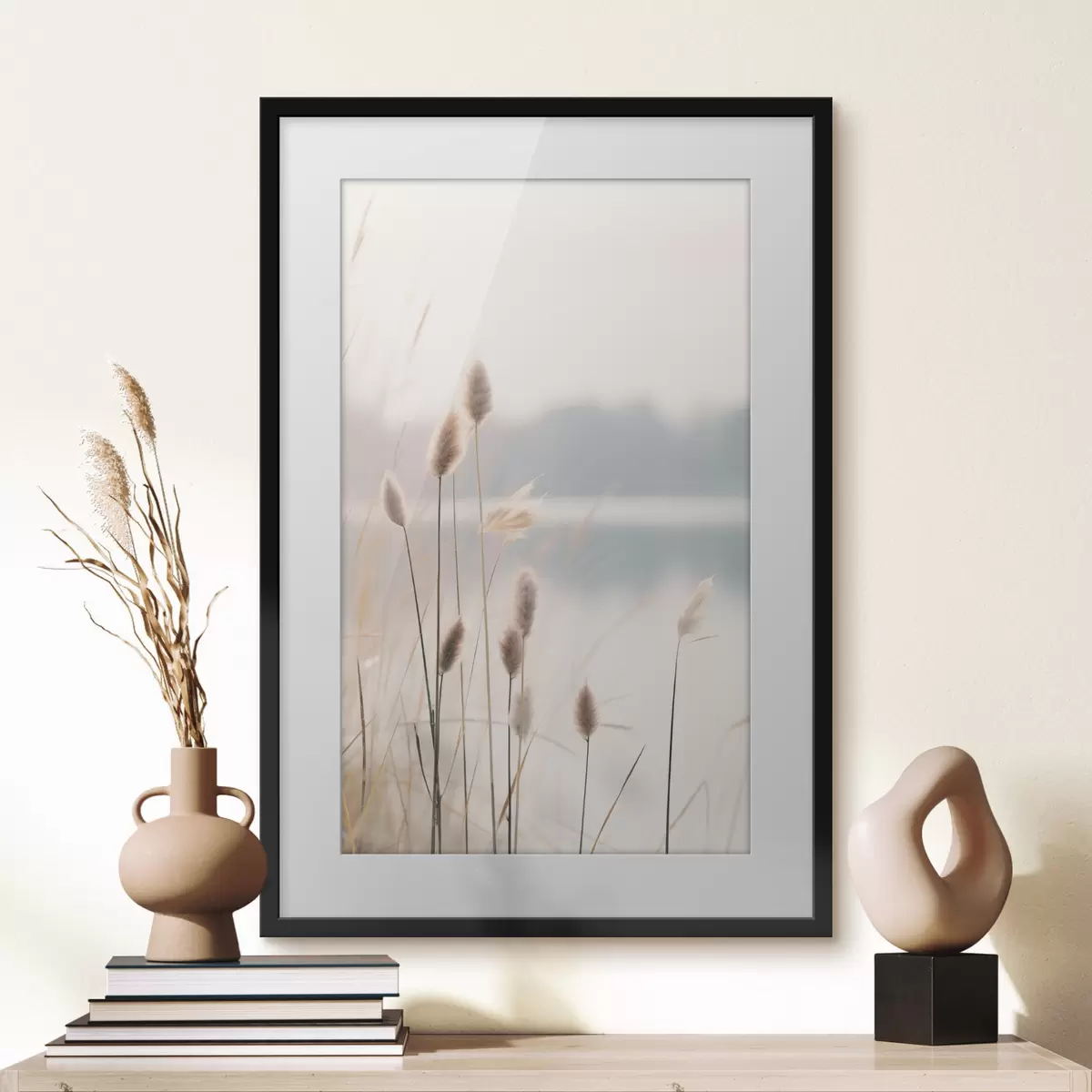 Poster Roseaux souples au bord d'un lac brumeux, tons beiges pastel f46504