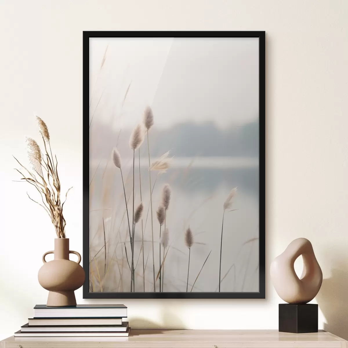 Poster Roseaux souples au bord d'un lac brumeux, tons beiges pastel f46504