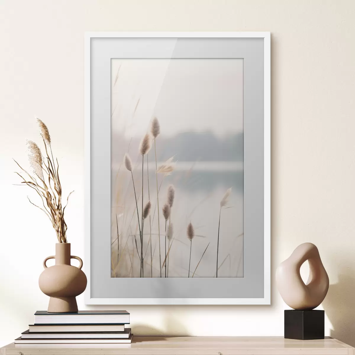 Poster Roseaux souples au bord d'un lac brumeux, tons beiges pastel f46504