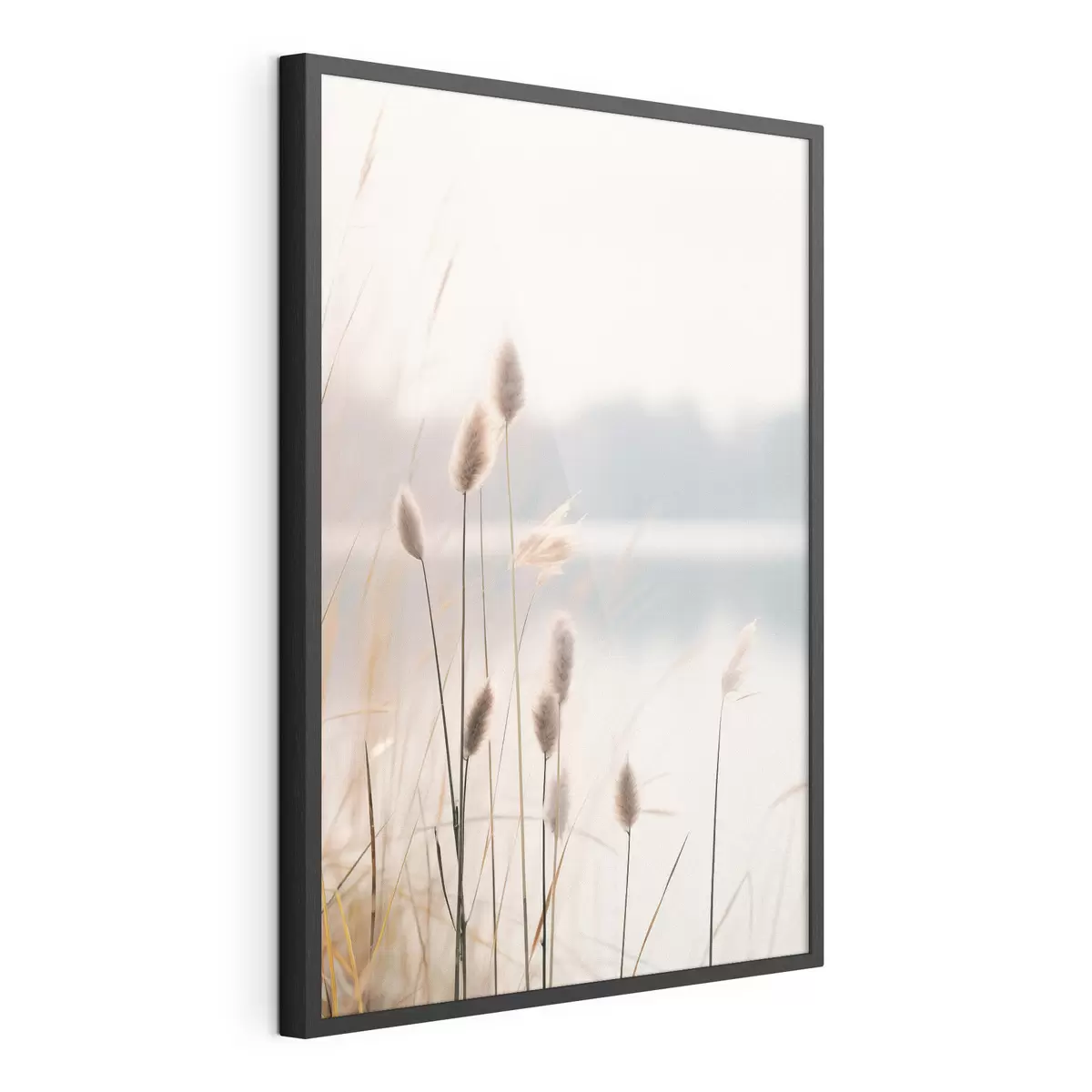 Poster Roseaux souples au bord d'un lac brumeux, tons beiges pastel f46504