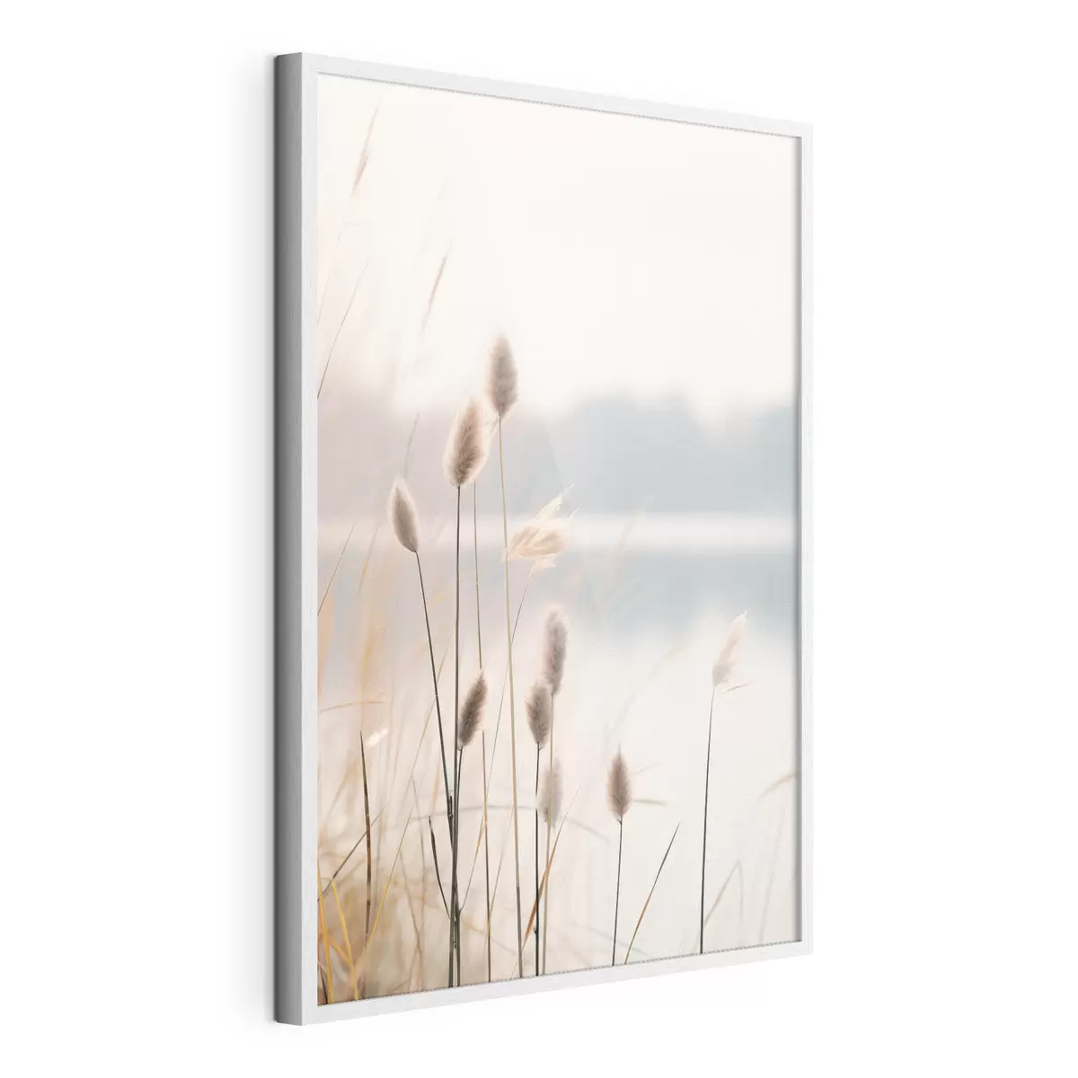 Poster Roseaux souples au bord d'un lac brumeux, tons beiges pastel f46504