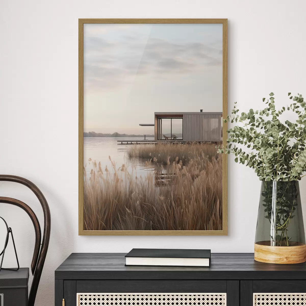 Poster Cabane moderne au bord d'un lac, parmi les roseaux, au crépuscule f46513