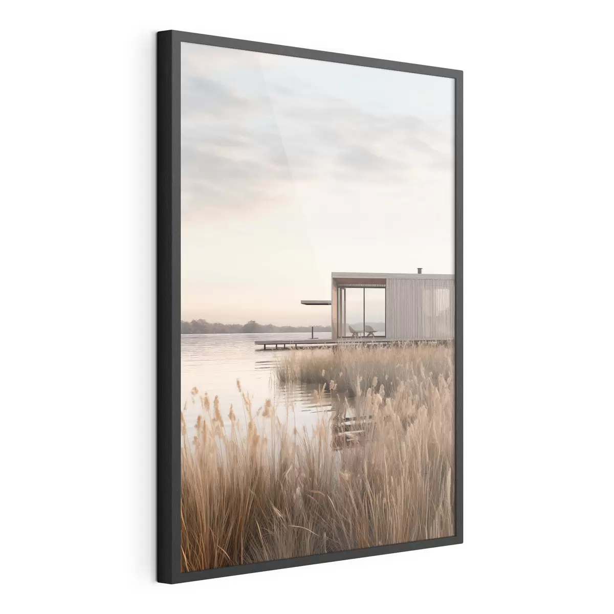 Poster Cabane moderne au bord d'un lac, parmi les roseaux, au crépuscule f46513