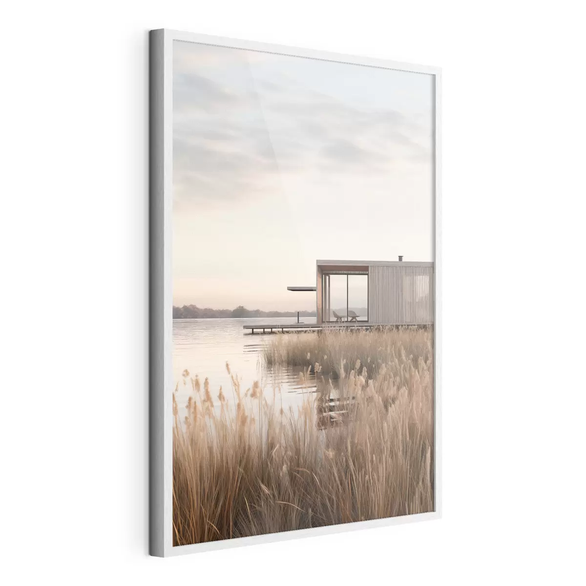 Poster Cabane moderne au bord d'un lac, parmi les roseaux, au crépuscule f46513