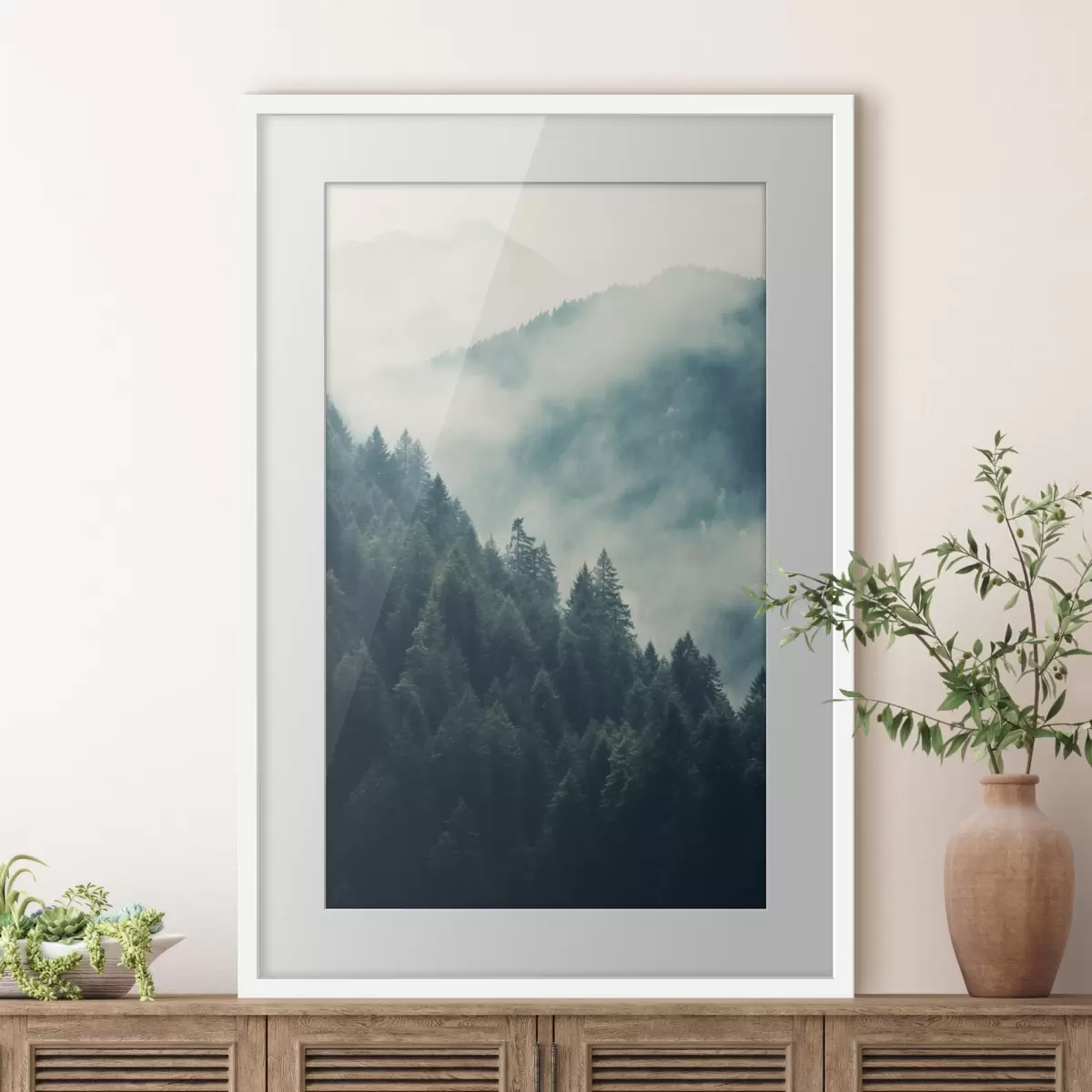 Poster Crêtes montagneuses brumeuses et forêt sombre de conifères f46518