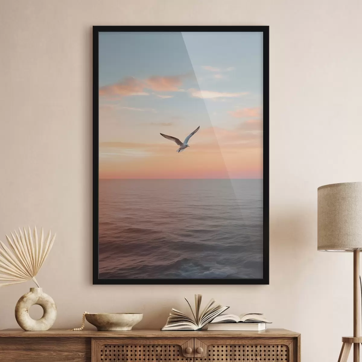 Poster Mouette au-dessus de la mer, au coucher de soleil rose-pêche f46520