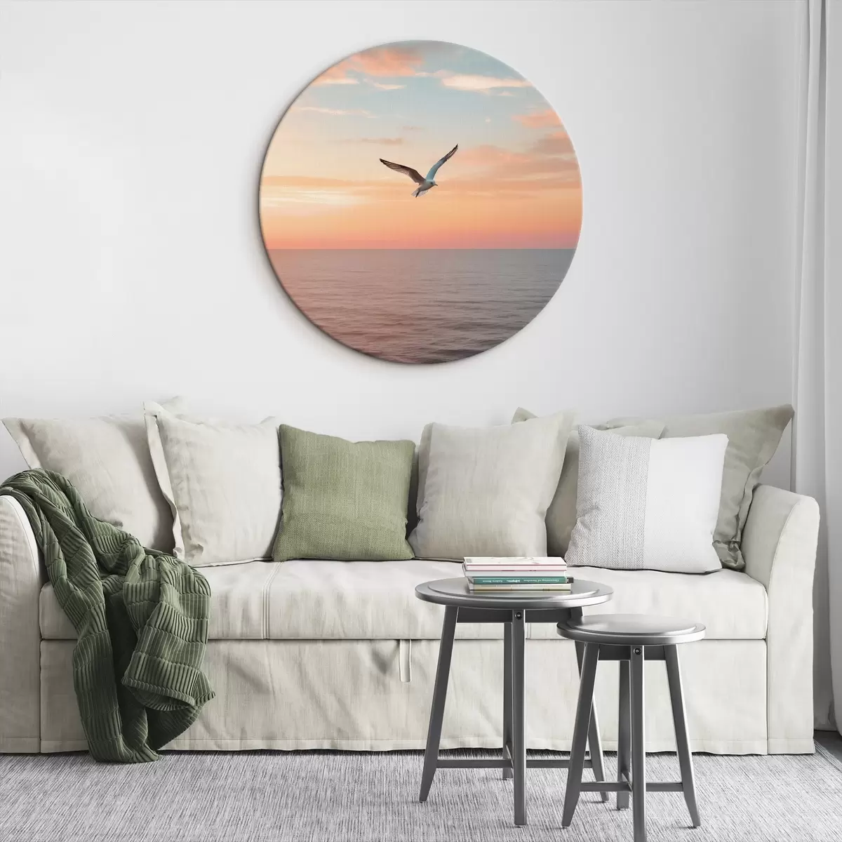 Tableaux rondes Mouette au-dessus de la mer, au coucher de soleil rose-pêche r46520