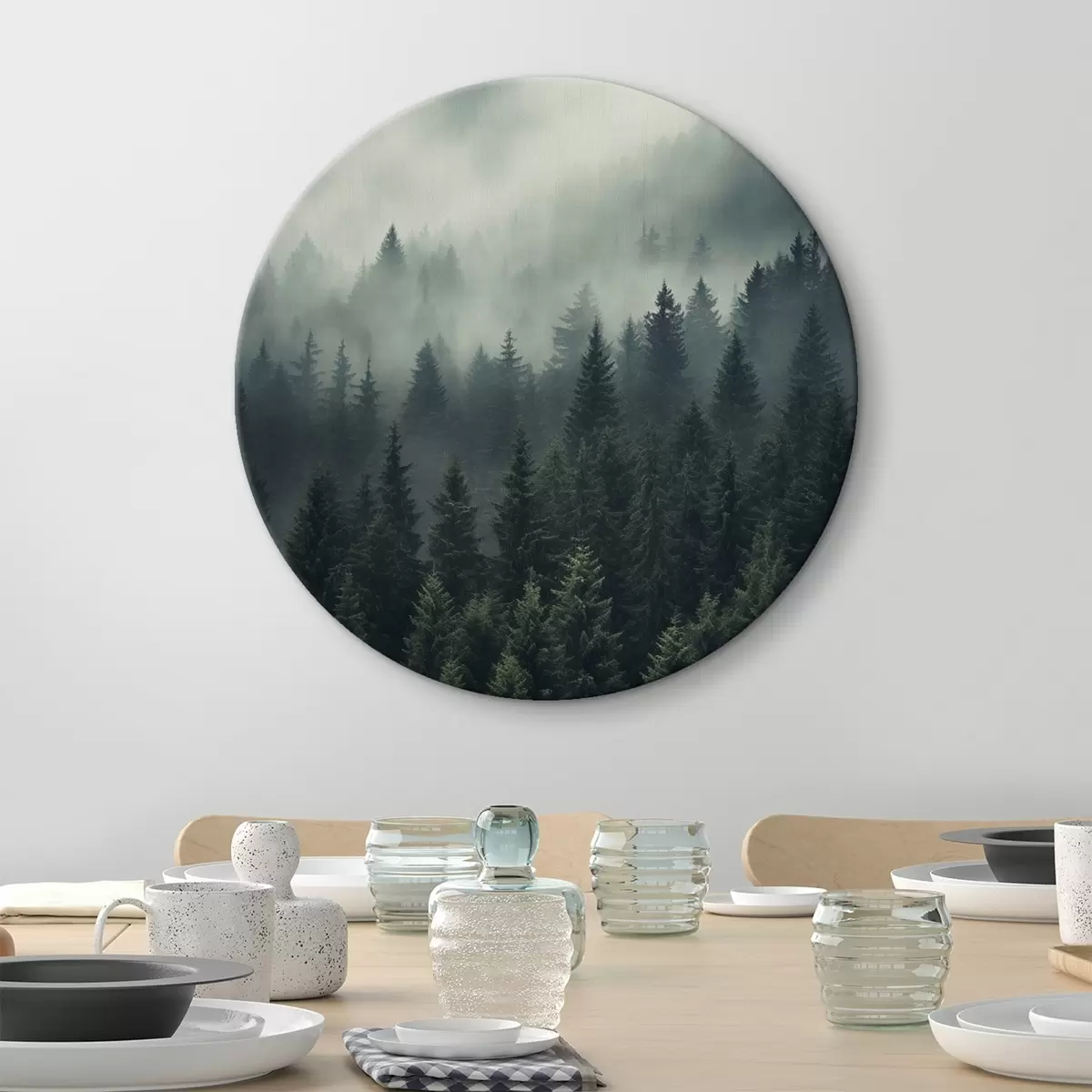 Tableaux rondes Brouillard roulant sur une forêt dense à feuilles persistantes r46512