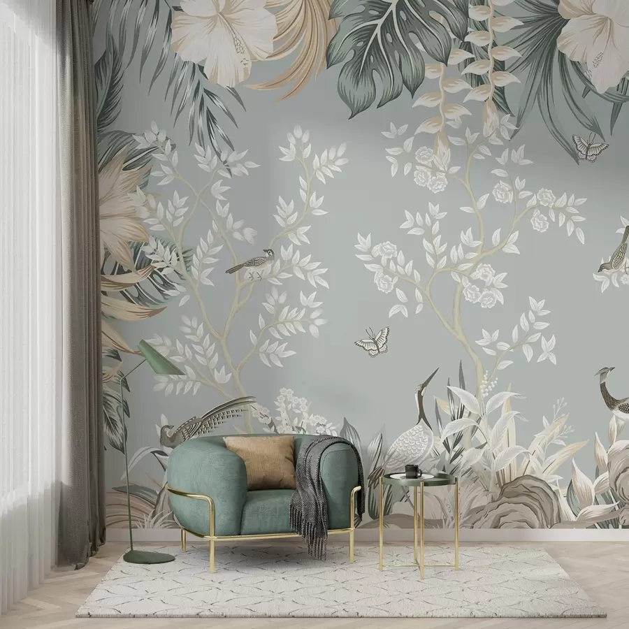 Papier peint Art pastel tropical texturé avec des oiseaux, des papillons, des fleurs d'hibiscus, des feuilles de palmier et des arbres sur fond bleu clair. w09528