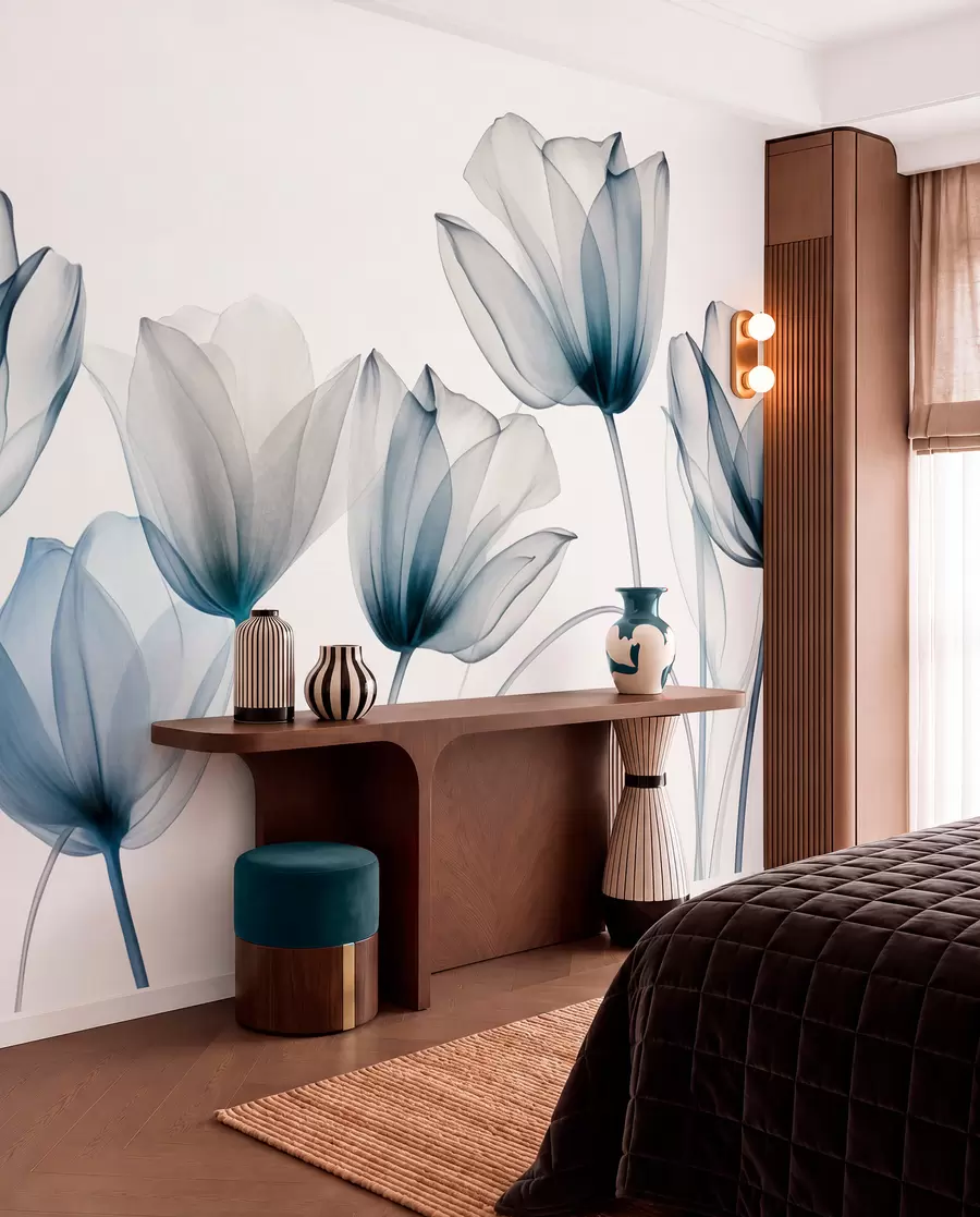 Papier peint Fleurs de tulipes bleues et blanches translucides à longues tiges, sur fond clair, art floral délicat et texturé w09538
