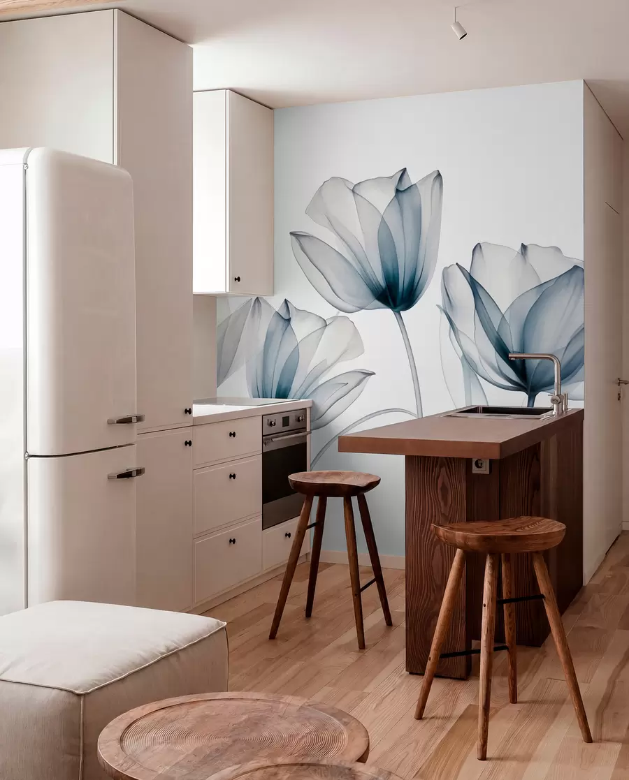 Papier peint Fleurs de tulipes bleues et blanches translucides à longues tiges, sur fond clair, art floral délicat et texturé w09538