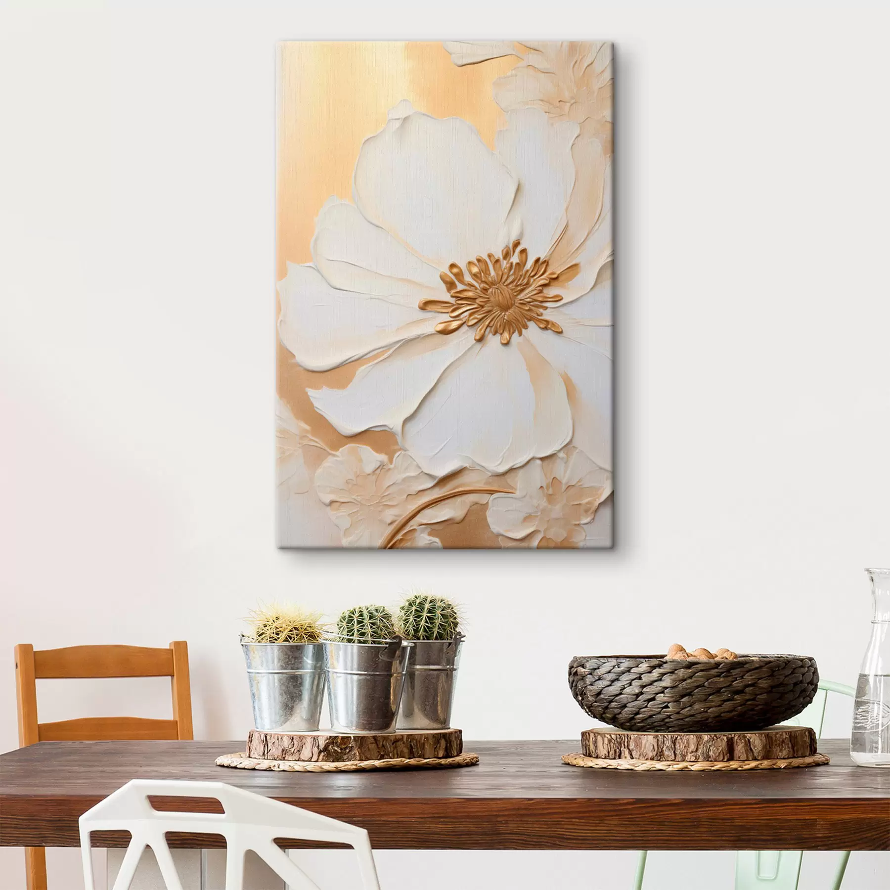 Tableau Fleur blanche aux pétales délicats, imitation coups de pinceau épais, sur fond texturé orange clair s46691