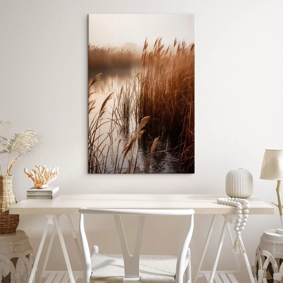 Tableau De grands roseaux poussant dans un plan d'eau, l'eau reflète les roseaux, arrière-plan brumeux, lumière douce, scène naturelle s46695