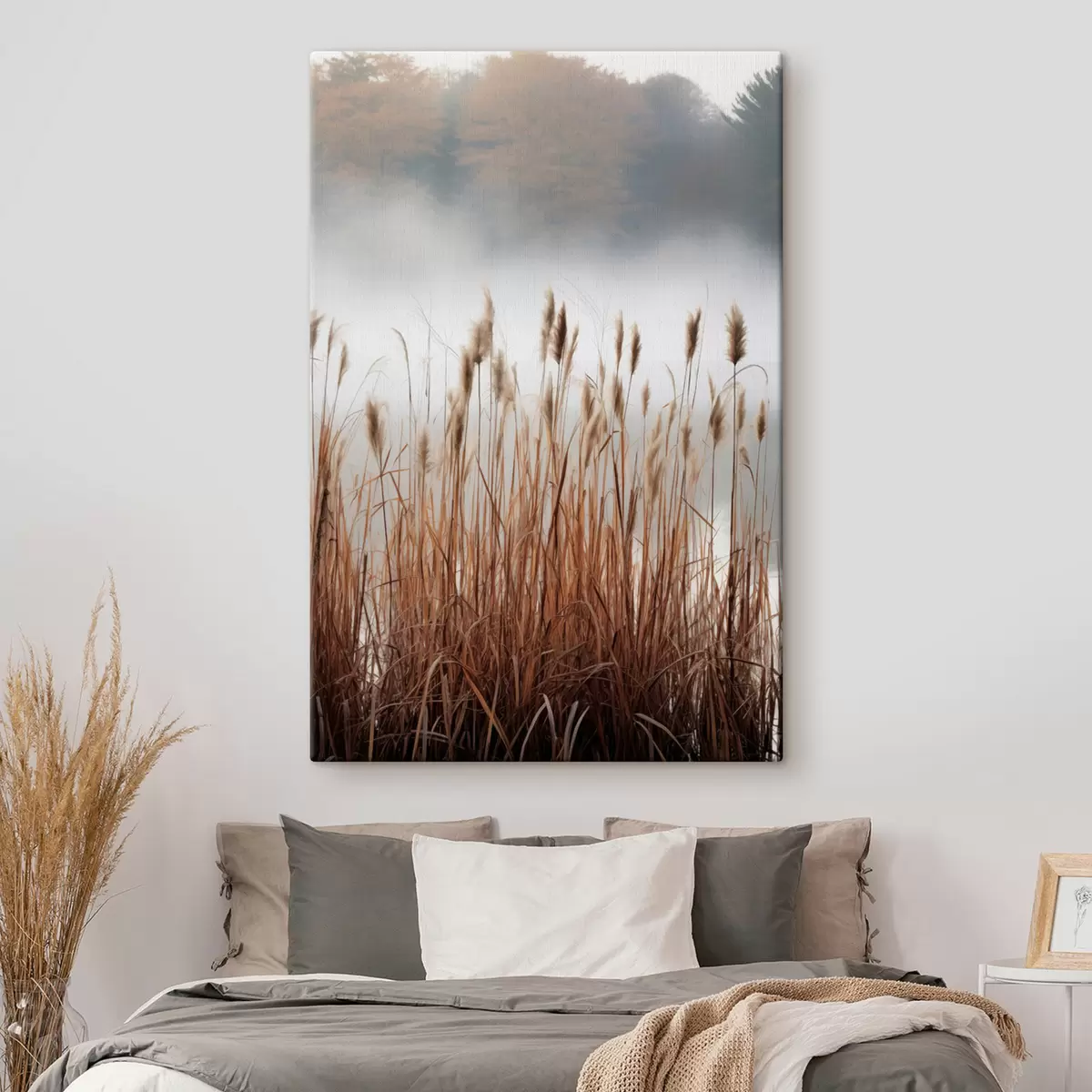 Tableau De grands roseaux poussant dans un plan d'eau, l'eau reflète les roseaux, arrière-plan brumeux, lumière douce, scène naturelle s46696