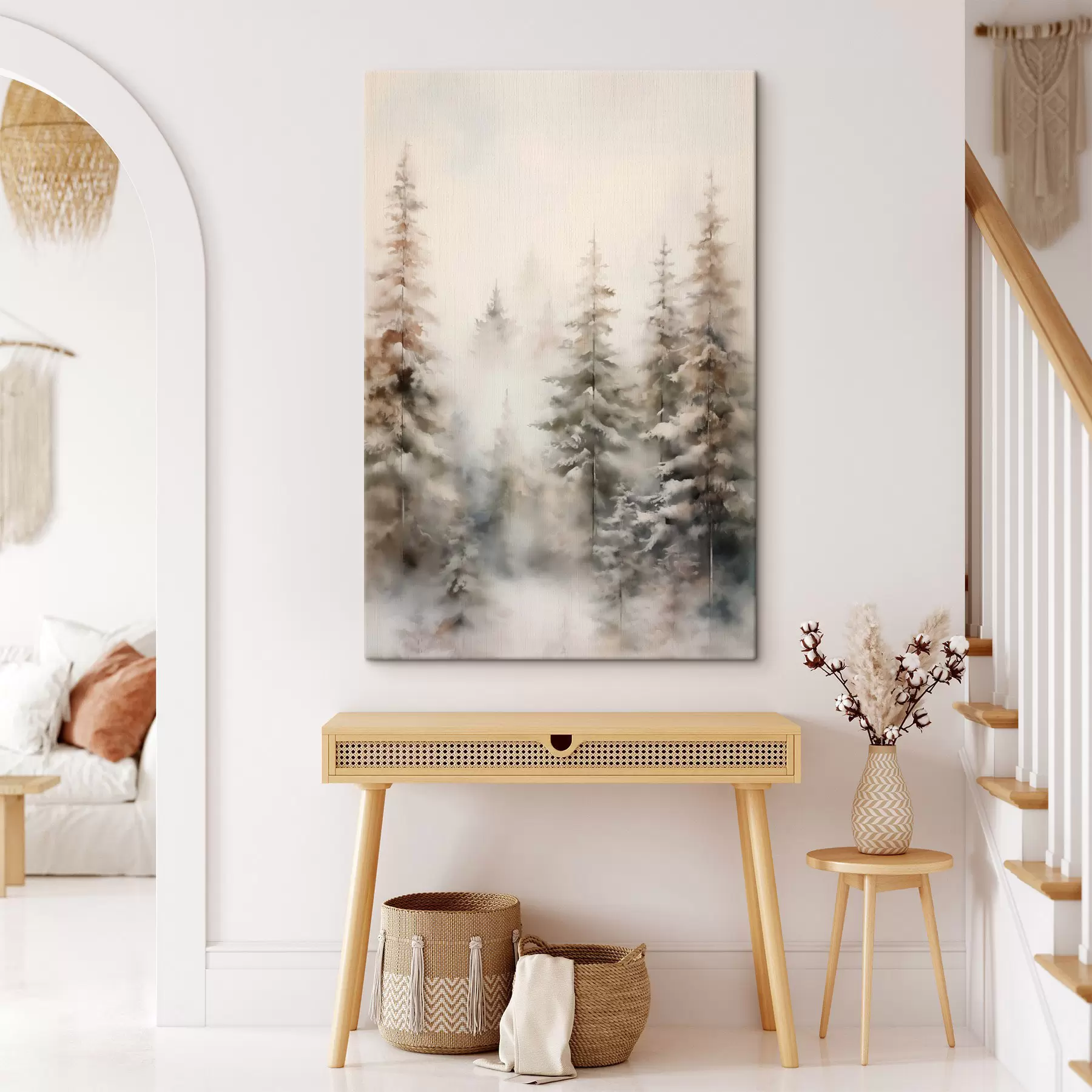 Tableau De grands pins recouverts de neige, dressés dans une forêt brumeuse, une scène hivernale douce et feutrée. s46701