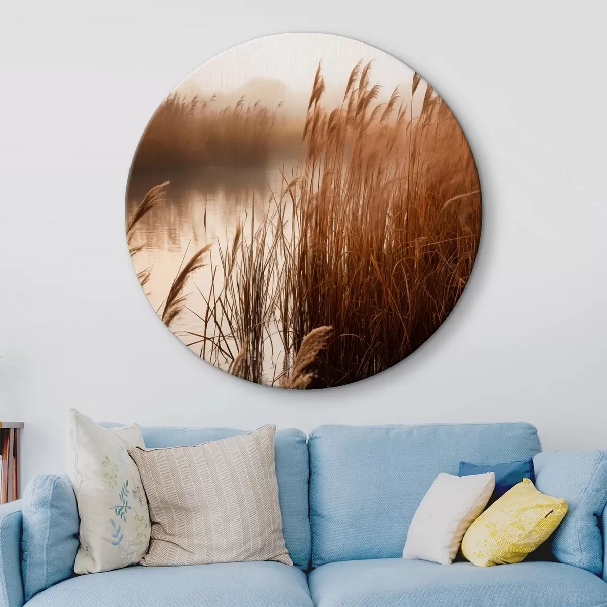 Tableaux rondes De grands roseaux poussant dans un plan d'eau, l'eau reflète les roseaux, arrière-plan brumeux, lumière douce, scène naturelle r46695