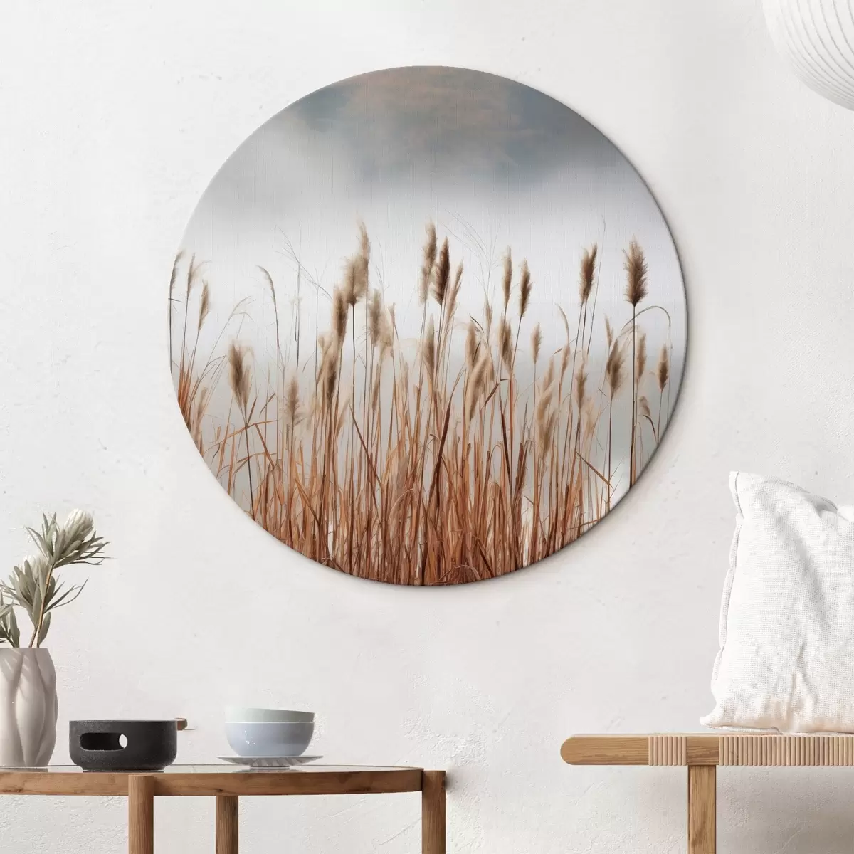 Tableaux rondes De grands roseaux poussant dans un plan d'eau, l'eau reflète les roseaux, arrière-plan brumeux, lumière douce, scène naturelle r46696